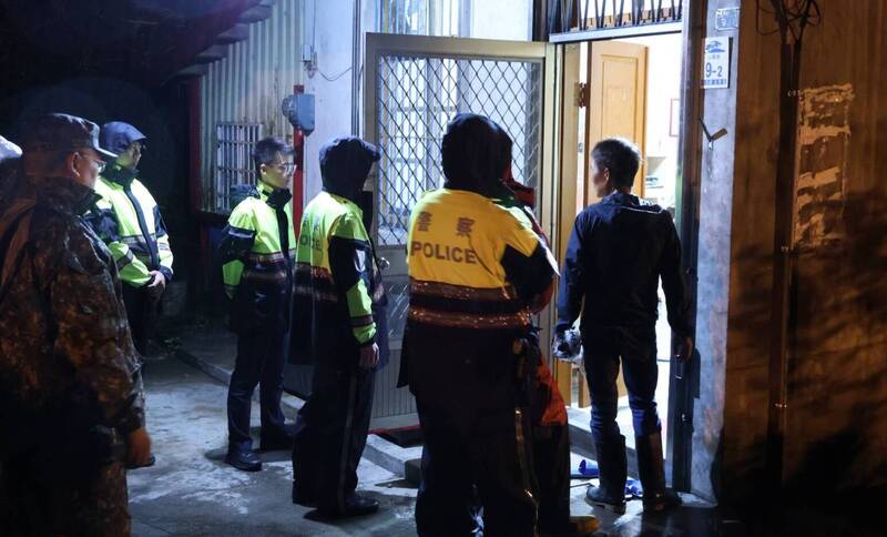 宜蘭蘇澳永樂、永春里地區達土石流紅色警戒，鎮公所進行撤離作業。 圖：蘇澳鎮公所提供