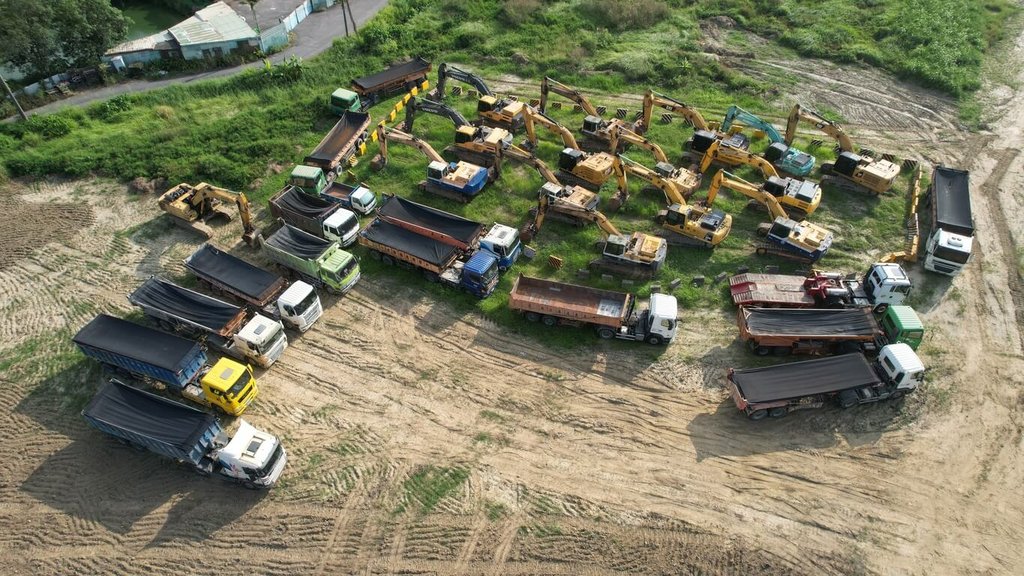 橋頭地檢署近期偵辦和山光電案、大樹區統嶺段案、美濃區案等，共羈押被告17人，扣押重型開挖機具怪手16台、重型曳引砂石車18台，檢察官依組織犯罪條例重罪偵辦。（橋頭地檢署提供）中央社記者張已亷傳真 114年10月21日
