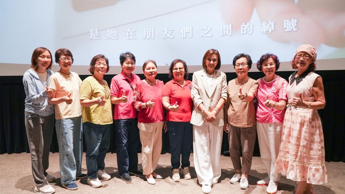 邱議瑩(右四)首場政策發表會，支持者比大拇指稱讚。 圖：邱議瑩競選總部/提供