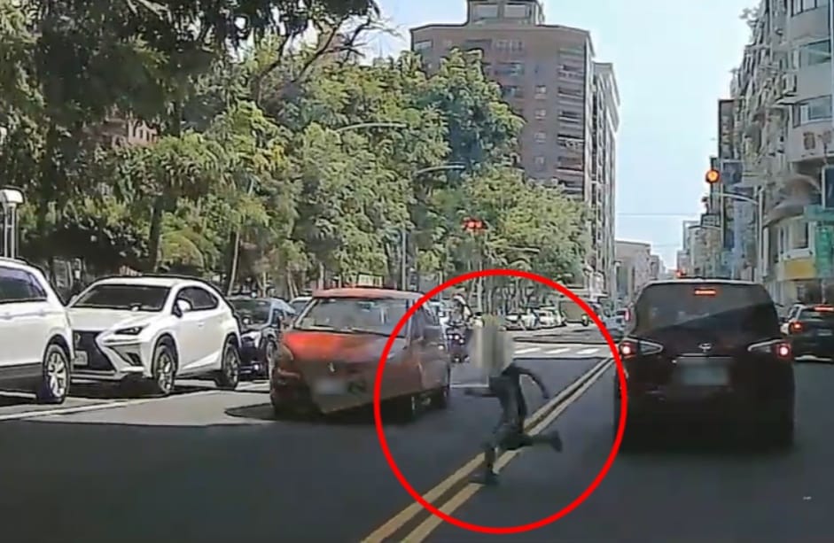 高雄1名男童違規穿越馬路，遭對向車輛撞擊，所幸未傷及頭部。 圖：翻攝自WoWtchout - 地圖型行車影像分享平台