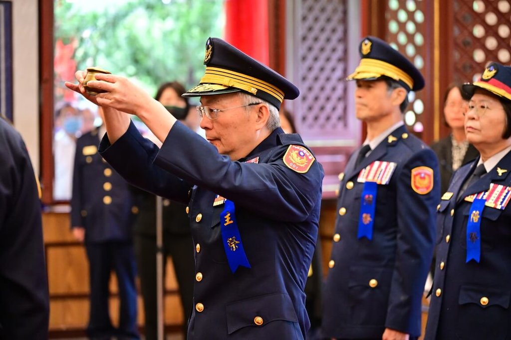 警政署21日在台北內湖警察公墓舉行秋祭典禮，由署長張榮興（中）擔任主祭，悼念歷年來因公殉職和積勞病故的警察英靈。（警政署提供）中央社記者黃麗芸傳真  114年10月21日