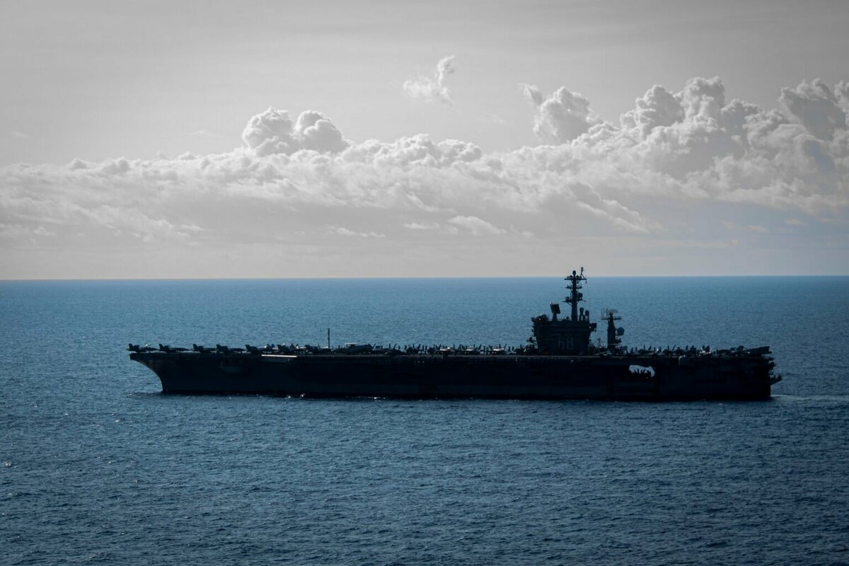 美國海軍「尼米茲號（USS Nimitz，CVN-68）」航空母艦，今日驚傳在南海執行例行活動時，先後墜毀兩架戰機。 圖：翻攝US NAVY