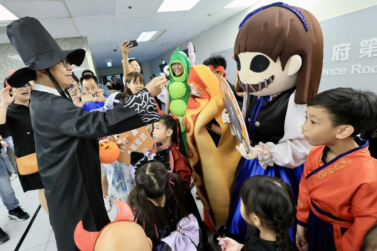 陳其邁(左一)扮成動畫獵魔女團裡的Saja Boys男團「振宇」，與成各種「小怪物」一起搞怪。 圖：高雄市政府/提供