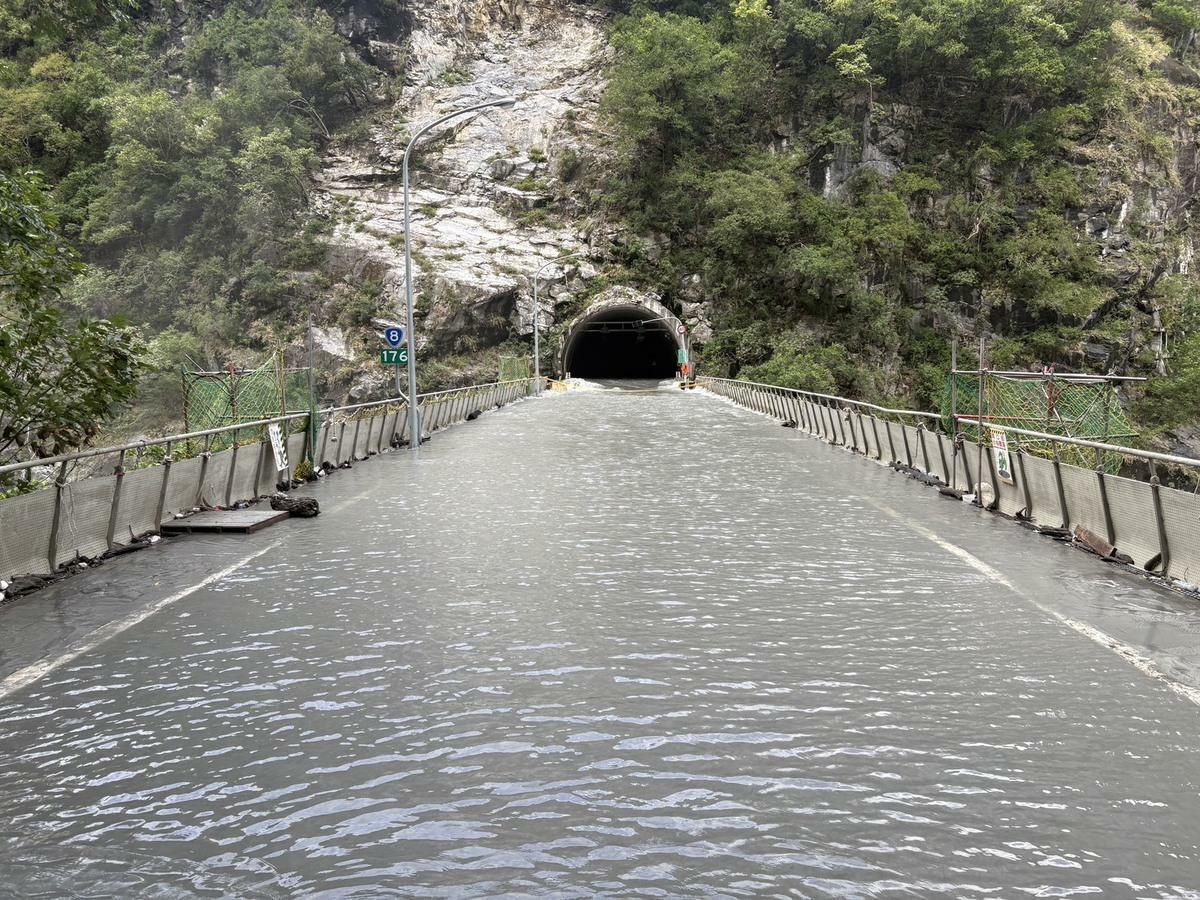 根據今(21)日監測報告，此座約40公尺高的堰塞湖，目前水位已攀升至267.06公尺，距離壩頂溢流僅約2.94公尺。 圖：林保署／提供