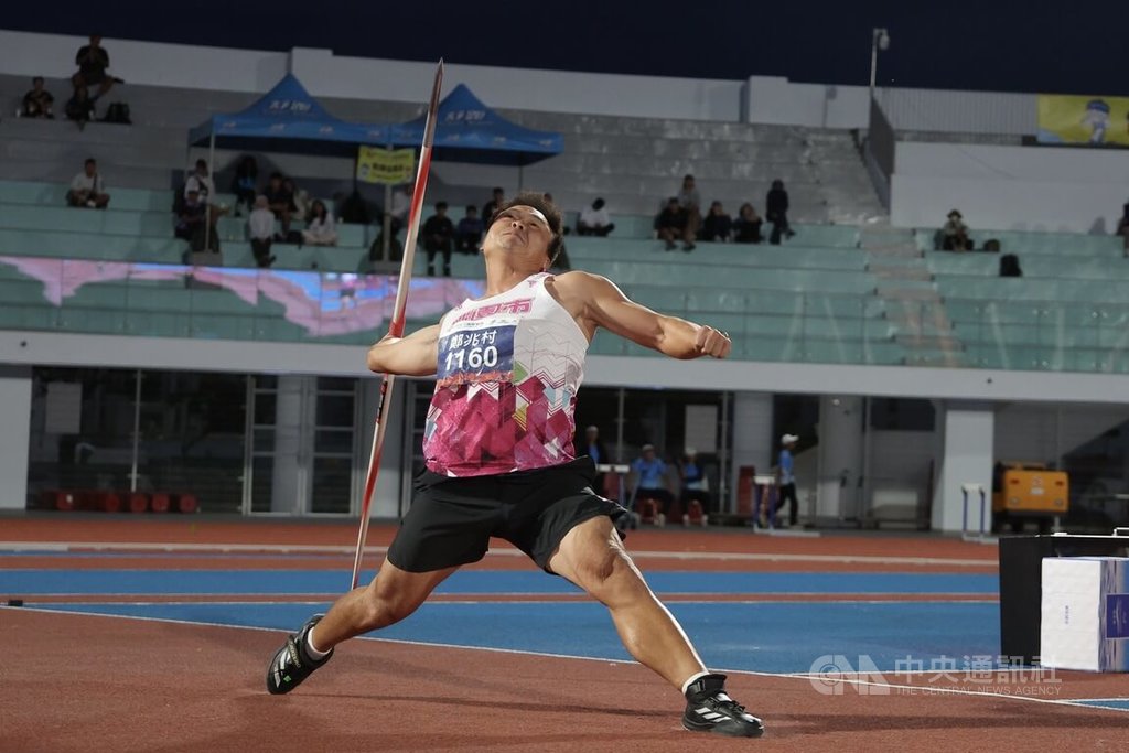 台灣男子標槍好手鄭兆村（圖）不久前剛升格3寶爸，21日在114年全國運動會決賽成功靠著第1次試擲的78公尺09如願摘金，他笑說，金牌獎金可以拿來當奶粉錢。中央社記者翁睿坤攝　114年10月21日