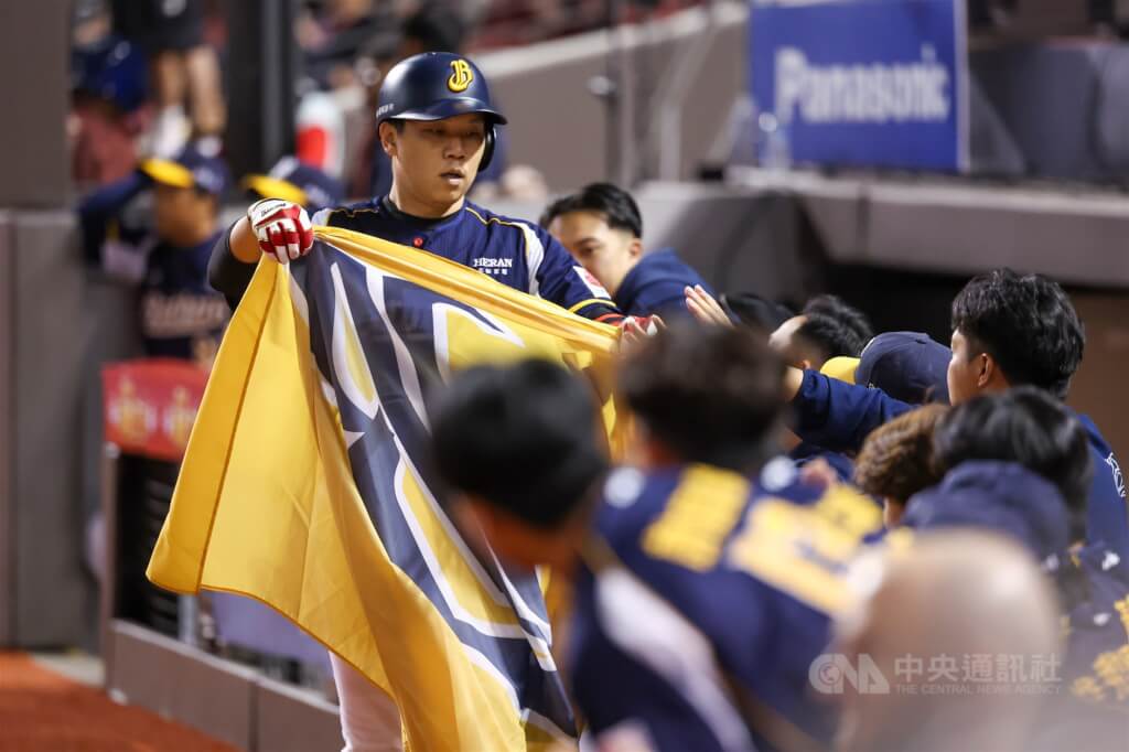 中華職棒總冠軍賽（台灣大賽）21日在台北大巨蛋進行第3戰，勝場尚未開張的中信兄弟隊力拚搶勝，陣中詹子賢（左）2局轟出陽春砲，助隊先馳得點，回到本壘後開心與隊友慶祝。中央社記者吳家昇攝　114年10月21日