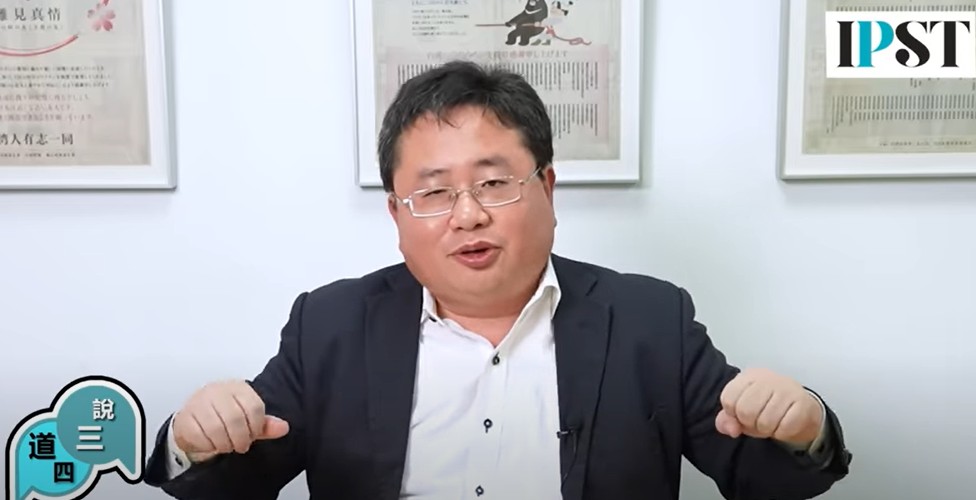 矢板明夫分析，日本國會過半是233議席，自民黨只有196議席，還差三十多個席次。高市早苗答應維新會要縮減10%的國會議員，會得罪很多人，「這些人都恨不得把她倒閣」。 圖：截取「YouTube」矢板明夫Newtalk
