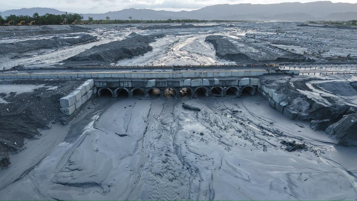 光復鄉馬太鞍溪臨時便道暫時無法通行。 圖：行政院/提供
