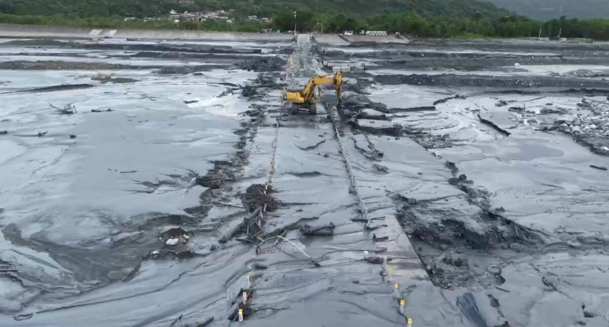 公路局說明，搶修團隊已開始清理花蓮馬太鞍便橋上的淤土和樹枝。 圖：公路局／提供