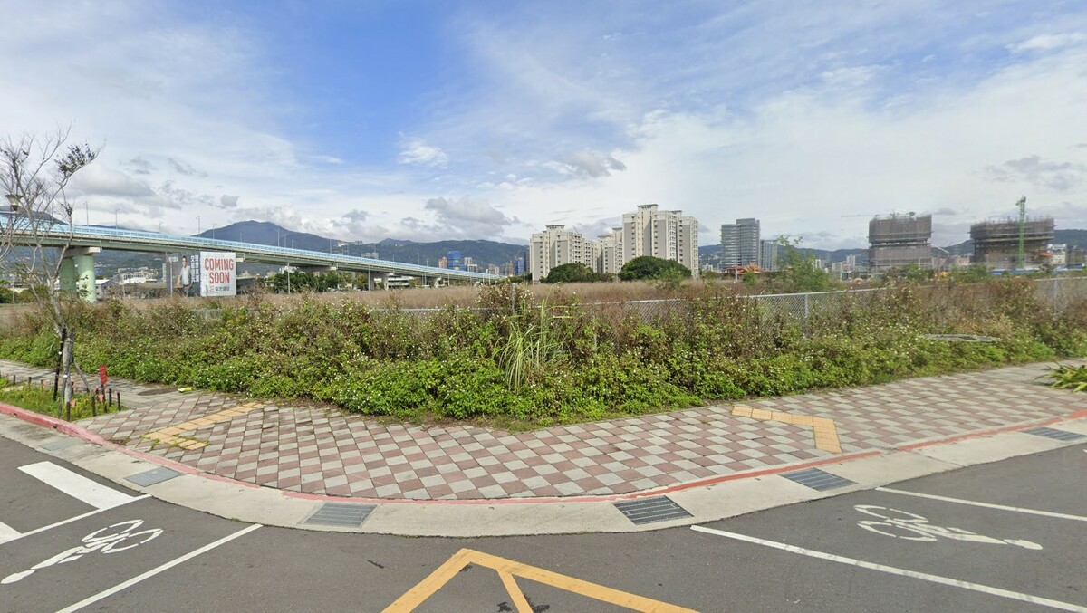 北市副市長李四川日前表示，除了T12及松南營區是輝達總部備選之地外，還有其他「秘密基地」。對此，有估價師今22日就點名，這塊秘密基地就是位於北投士林科技園區外圍的新洲美段43地號。 圖：翻攝自GoogleMap