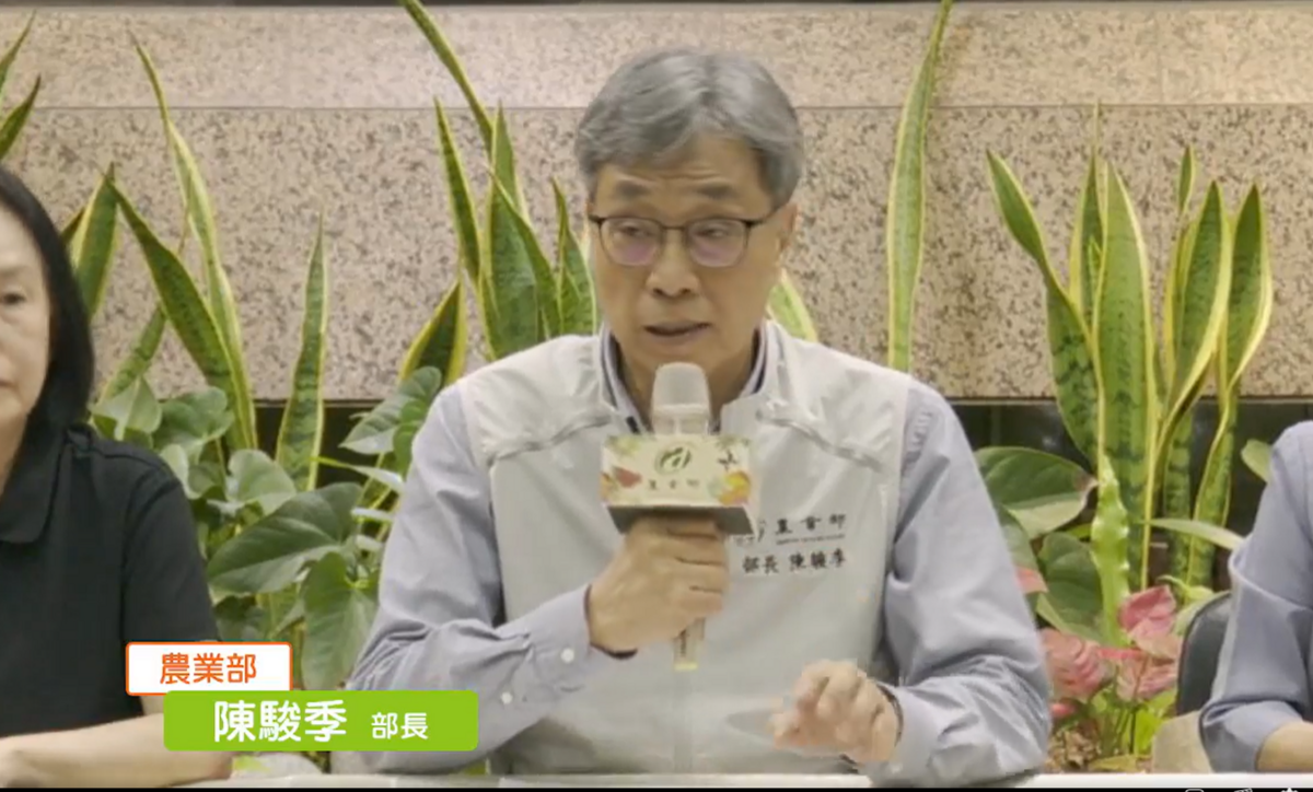 台中一養豬場確診非洲豬瘟，農業部今(22)日中午起實施全台豬隻五天禁運禁宰，並全面禁止使用廚餘養豬，防範疫情擴散。 圖：翻攝自直播畫面