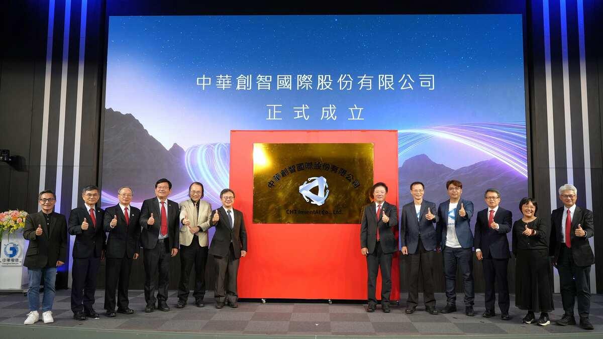 中華電信AI新創子公司「中國創智國際股份有限公司」正式成立。國發會副主委詹方冠(左6)、中華電信董事長簡志誠(右6)、中華電信總經理林榮賜(左4)、中華電信董事簡立峰(左5)、中華創智國際董事長蘇添財(右5)、中華創智國際總經理李柏青(右4)親臨見證合影。 圖: 中華電/提供