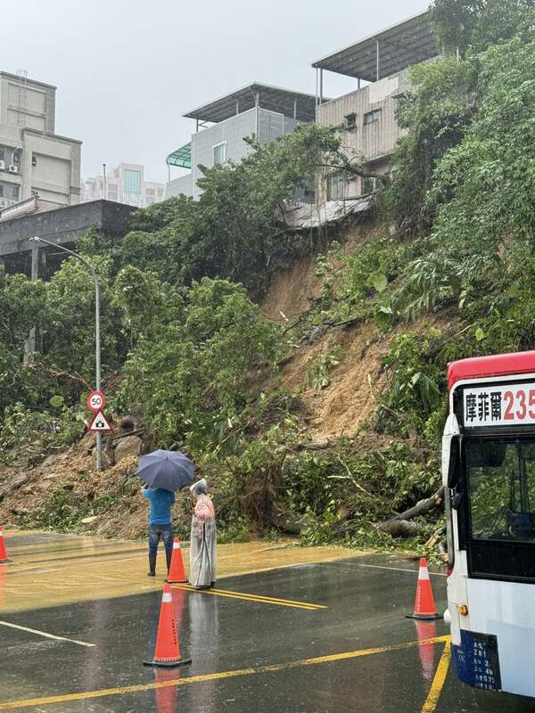 新北市汐止區截至今上午為止，已出現2處土石坍方。 圖：翻攝自何元凱臉書