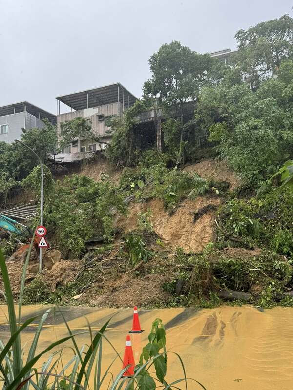 康寧街在今日上午坍方，大量土石和樹木覆蓋路面，一度阻斷交通。 圖：翻攝自何元凱臉書