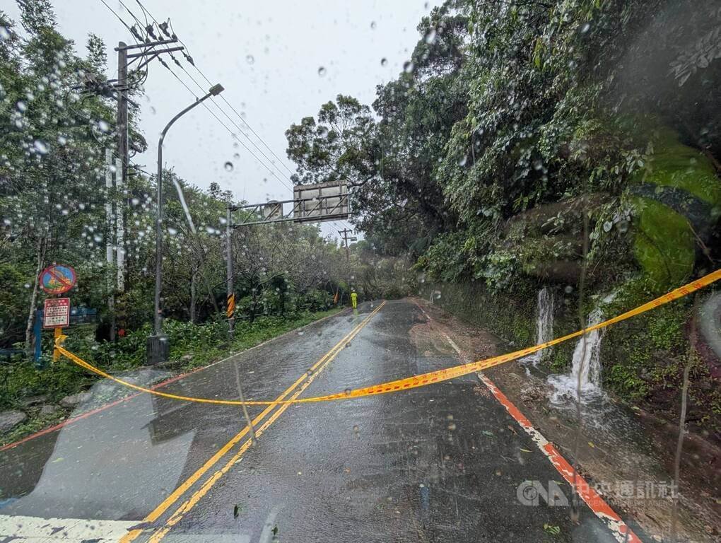 台北市22日仍大雨不斷，陽明山菁山路有土石滑落，警消在現場拉起封鎖線。（翻攝照片）中央社記者黃麗芸傳真　114年10月22日