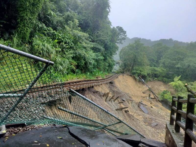 台鐵人員發現平溪區嶺腳車站的鐵軌路基遭掏空。 圖：翻攝畫面