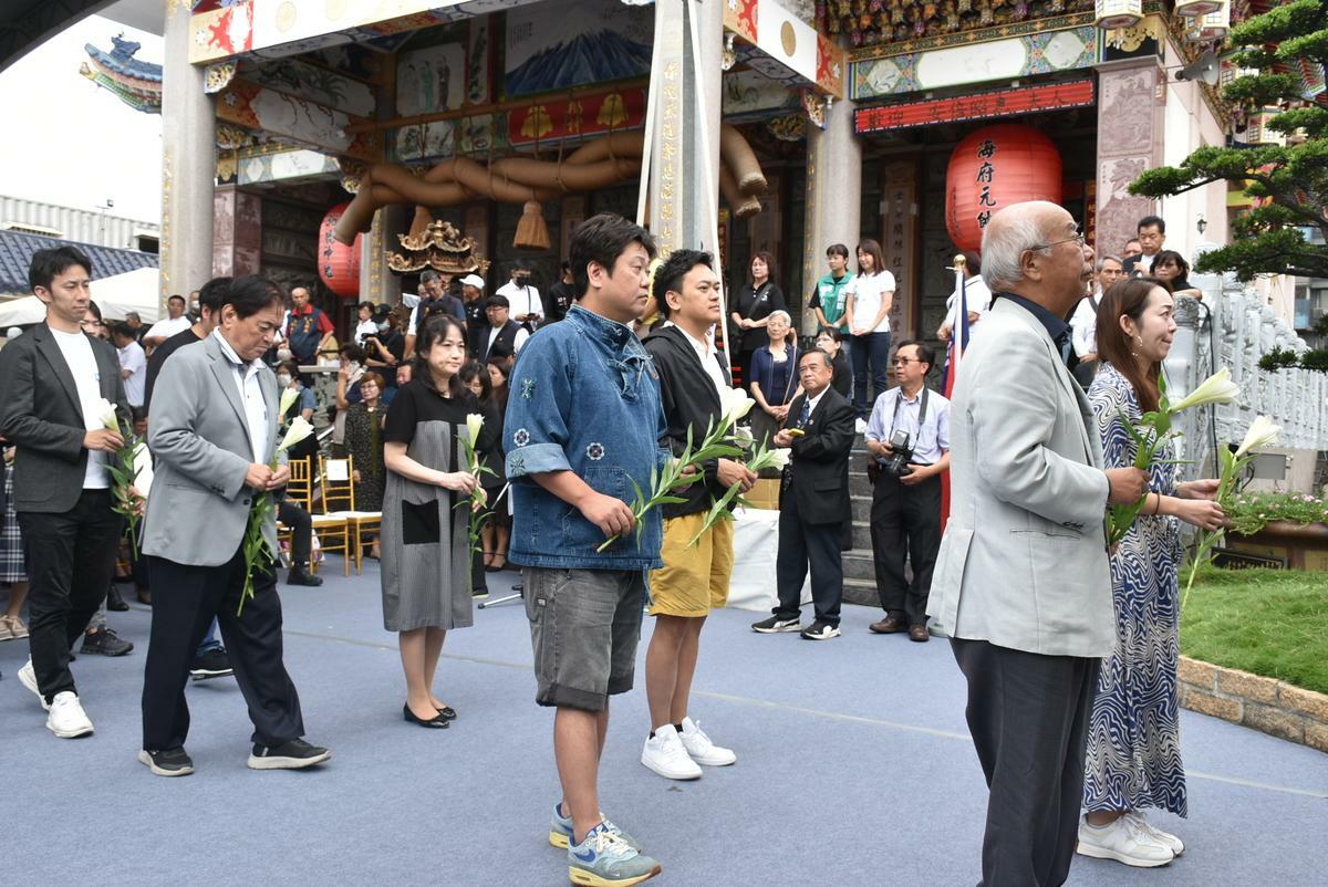 安倍後援會會員列隊獻花，表達對安倍的追念。 圖：孫家銘攝