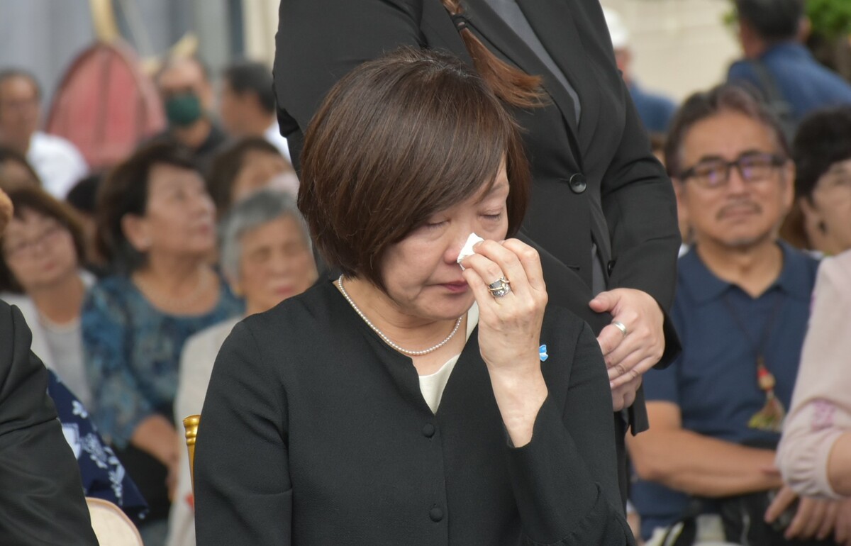 安倍昭惠強忍淚水向先夫報告他的信徒高市早苗當選新首相的消息。 圖：孫家銘攝（資料照片）