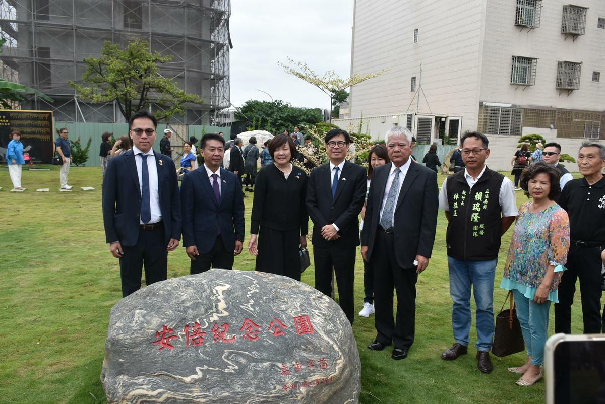 陳其邁(左四)、安倍昭惠(左三)、許智傑(左二)等在安倍紀念公園合影。 圖：孫家銘攝