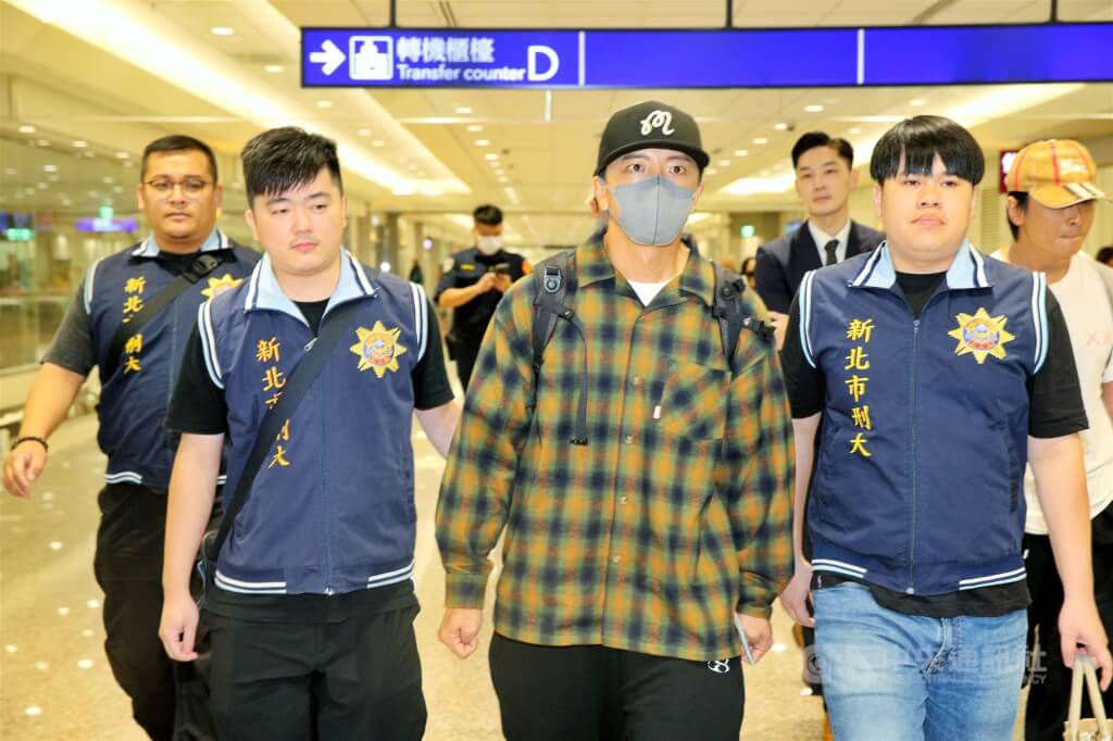 藝人閃兵案延燒，男團Energy成員坤達（前中）因出國工作未到案，22日清晨搭機返台。中央社記者吳睿騏桃園機場攝　114年10月22日