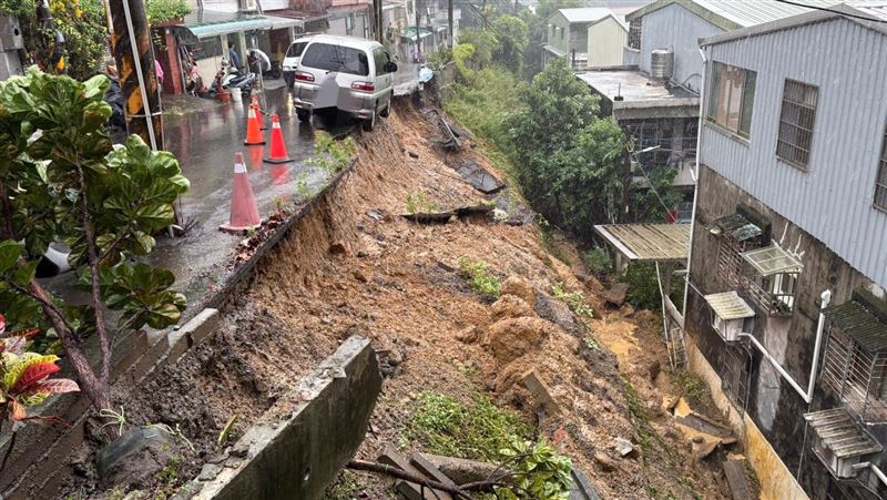 邊坡土石沖向下方民宅。 圖：翻攝畫面