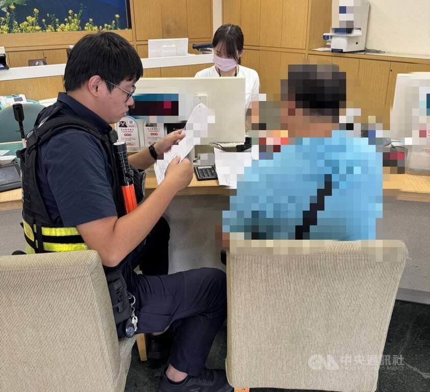 台中林姓男子（前右）日前在網路看到跨國股票交易廣告，聲稱可透過AI代抽未上市股票，他加入後對方通知抽中港股可投資獲利，他20日到銀行要匯款時，行員發現有異報案，請警方到場協助阻詐。（翻攝照片）中央社記者蘇木春傳真　114年10月22日