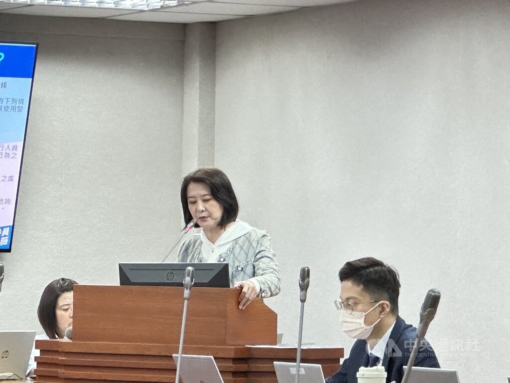 檢警偵辦閃兵案，對藝人陳柏霖、修杰楷等4人拘提上銬引發討論。國民黨立法委員王鴻薇（中）22日在立法院司法及法制委員會提出，針對閃兵案藝人遭拘提到案上銬（使用戒具）標準不一，是否應有一致性的做法。中央社記者劉世怡攝 114年10月22日