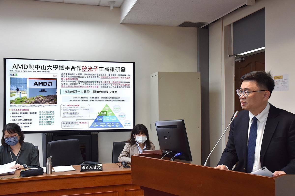 賴瑞隆(右)於立法院經濟委員會質詢，強調高雄正處於轉型關鍵期，要求經濟部必須加大力道、落實承諾。 圖：賴瑞隆辦公室／提供