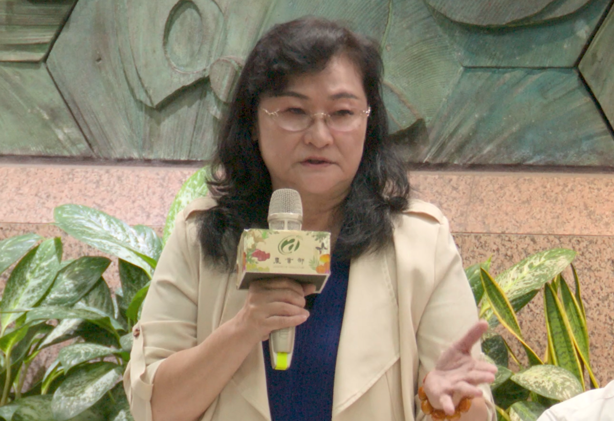 農業部今（22）日證實台中養豬場為台灣首例本土非洲豬瘟確診，台灣大學獸醫專業學院兼任助理教授李淑慧強調防疫是全民責任，並提醒民眾勿使用不明來源疫苗，唯一防疫方式為啟動並落實生物安全機制。 圖：翻攝自農業部直播畫面