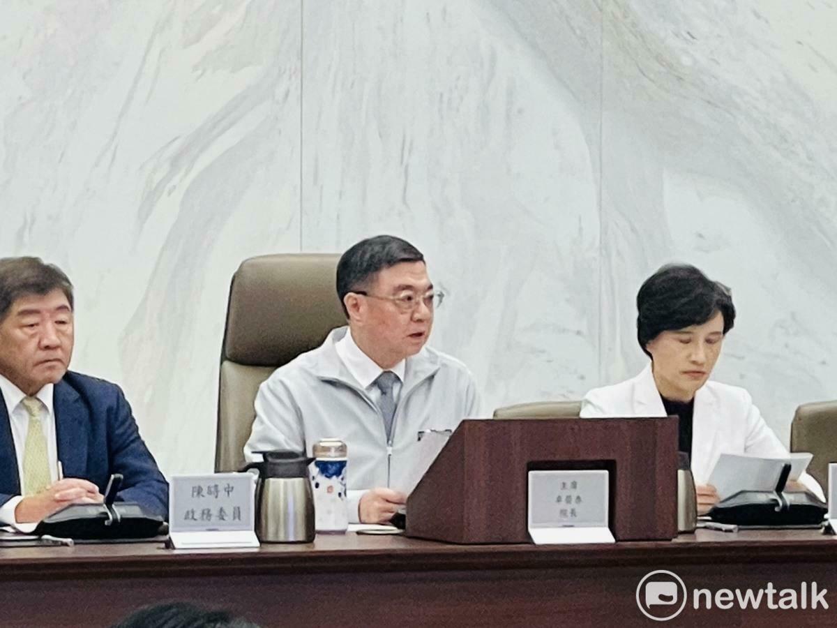 非洲豬瘟在台首例出現！行政院長卓榮泰今（22）日下午緊急召開應變會議，宣示政府已全面進入最高警戒，要求各部會以「最高標準、最嚴謹態度、最有效效率」落實各項防疫與市場穩定措施。 圖：謝莉慧/攝