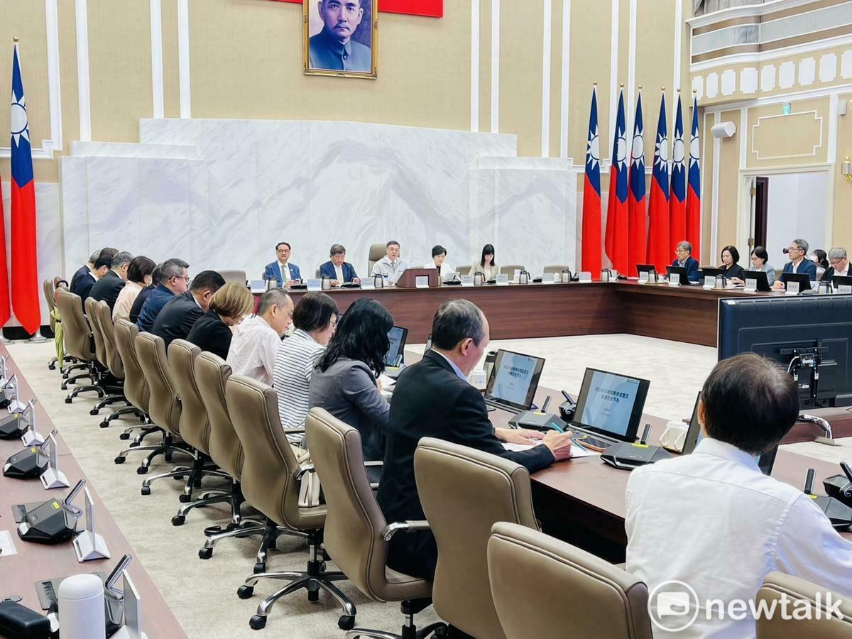 行政院長卓榮泰今（22）日下午緊急召開非洲豬瘟疫情應變會議，宣示政府已全面進入最高警戒。 圖：謝莉慧/攝