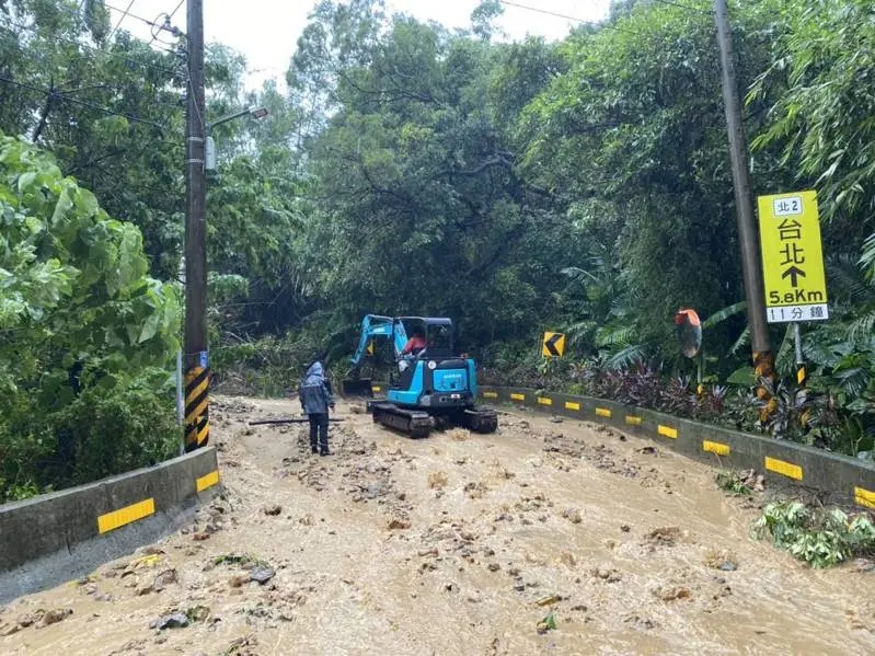 新北市淡水山區坪頂路今日出現土石流。 圖：警方提供