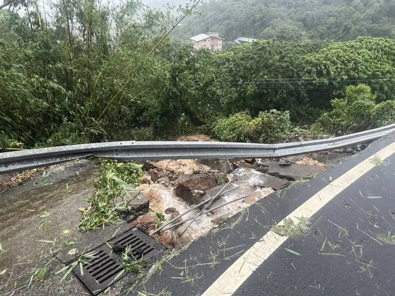 三空泉公車站附近出現路基掏空現象。 圖：翻攝自臉書細說淡水