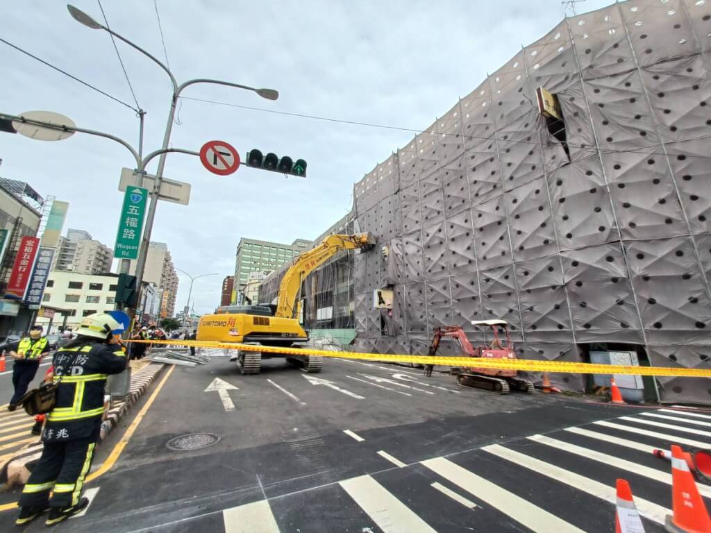 台中地區22日刮起大風，西區舊中央市場大樓工地發生鷹架倒塌案件，警消獲報到場後，將1名傷者送醫，並交通管制封鎖道路處理中。（翻攝照片）中央社記者蘇木春傳真　114年10月22日