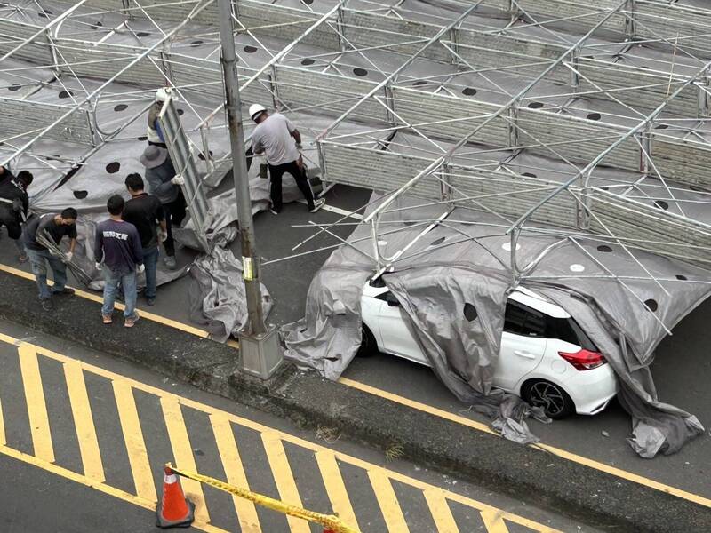 台中鷹架倒塌波及多輛汽、機車，造成1名機車騎士受傷。 圖：民眾提供