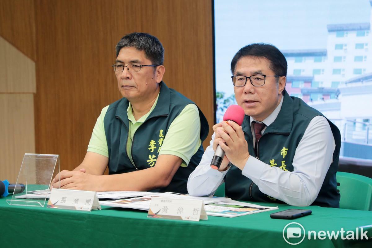 針對農業部證實在台中梧棲的養豬場驗到非洲豬瘟陽性，台南市政府於永華市政中心召開臨時記者會，由市長黃偉哲主持，宣布將從第二預備金撥付1000萬元積極應對，全面啟動高規格防疫應變機制，並強化跨局處協調，嚴防疫情南下蔓延。 圖：台南市政府提供