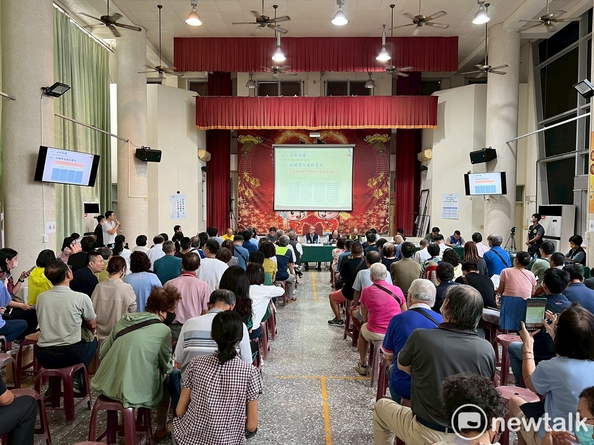 基督教墓園自救會於10月21日下午場說明會會場外表達因文資爭議尚在訴訟中不願參加重劃，市府地政局表示，在文資爭議未定前，針對基督教墓園位置暫不施作，先就其他地區辦理遷葬補償作業後辦理市地重劃工程。 圖：台南市政府提供