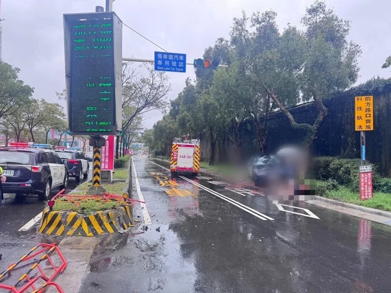 台北市中山區堤頂大道發生死亡車禍，多元計程車後座乘客因未繫安全帶被拋飛車外，送醫搶救不治。 圖：警方提供