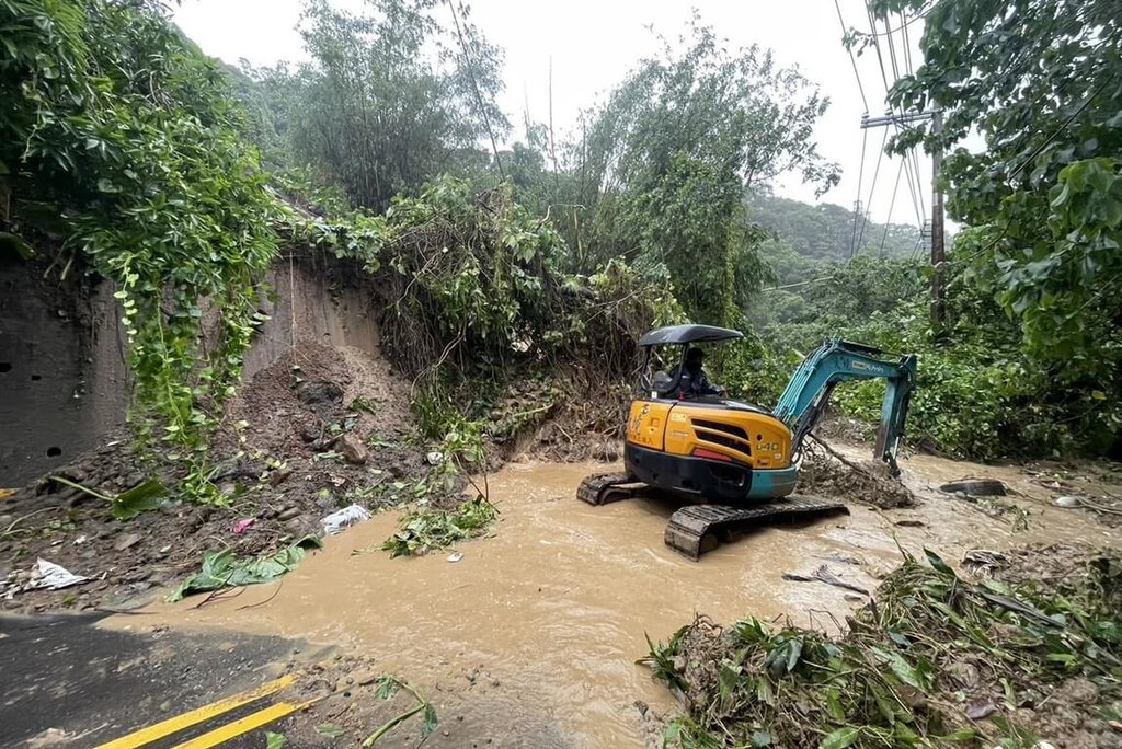 新北淡水區坪頂路22日發生邊坡護欄圍籬及土石滑落災情，新北市府已派機具及人員搶修。（養工處提供）中央社記者王鴻國傳真 114年10月22日