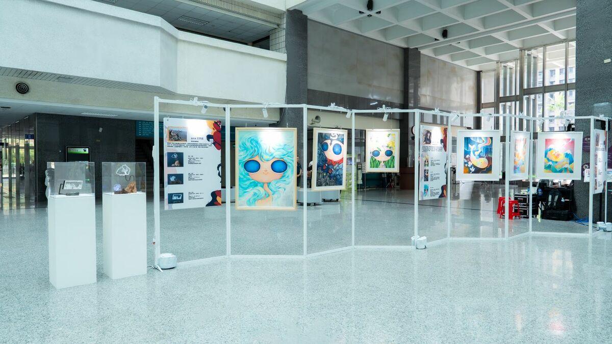 《一起出發吧！探索藝術裡的秘密》身心障礙者藝術創作聯展，在高市府四維行政中心1樓中庭展至11月10日。 圖：高雄市勞工局/提供