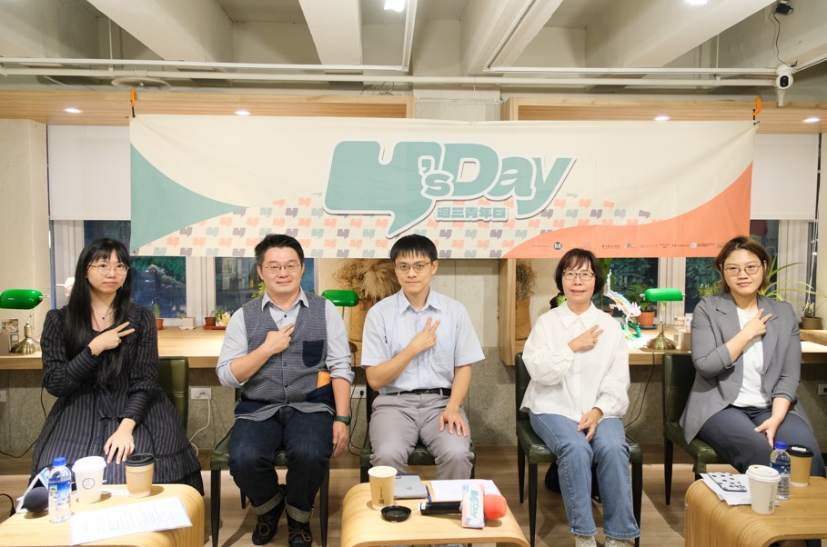 舞台上由左至右為謝宜安、藍士博、陳方隅、黃美珍、郭玫岑。 圖：Y’s Day「週三青年日」提供