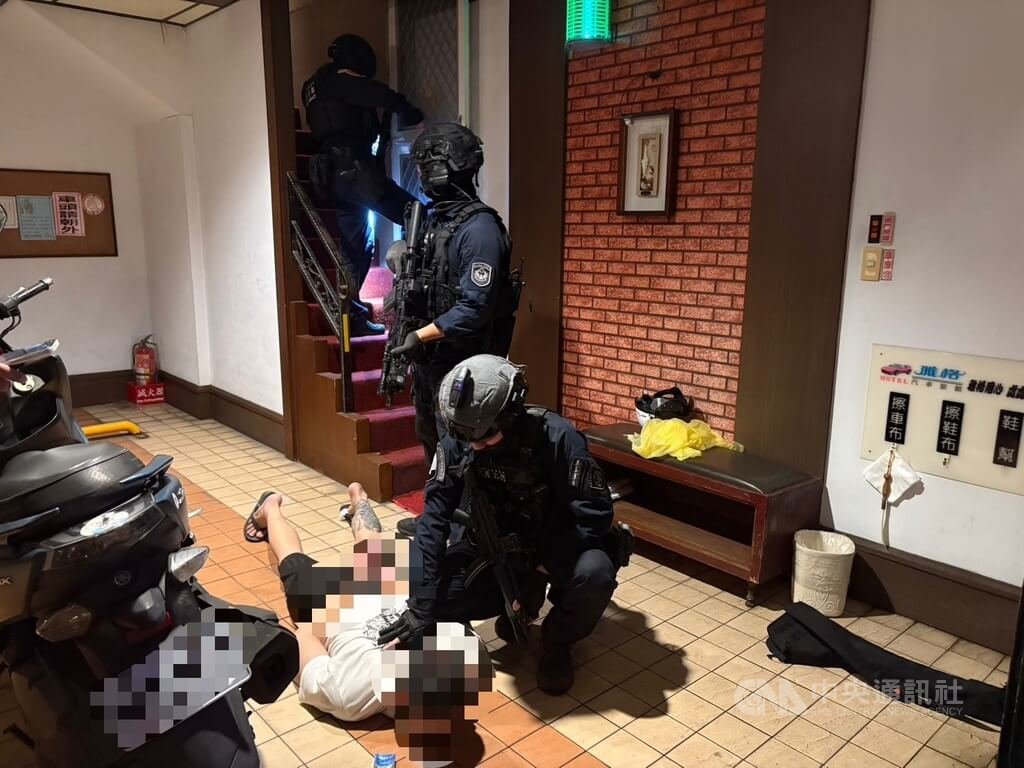 新北市新莊區22日晚間發生槍擊案，疑因經營汽車美容糾紛，3名嫌犯開車尾隨李姓男子，趁他下車時朝其開槍，李男頸部中彈不治。警方隨即於23日清晨在三重區汽車旅館與霹靂小組強勢攻堅逮捕3嫌，將依殺人罪等移送新北地檢署偵辦。（翻攝照片）中央社記者曹亞沿傳真　114年10月23日