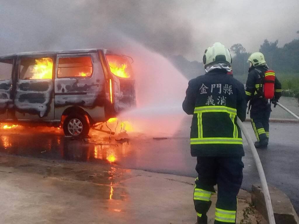 金門金湖水庫旁22日下午5時發生汽車火警，金門縣消防局獲報到場布水線滅火，車內1名民眾已明顯死亡。（金門縣消防局提供）中央社記者吳玟嶸傳真　114年10月23日