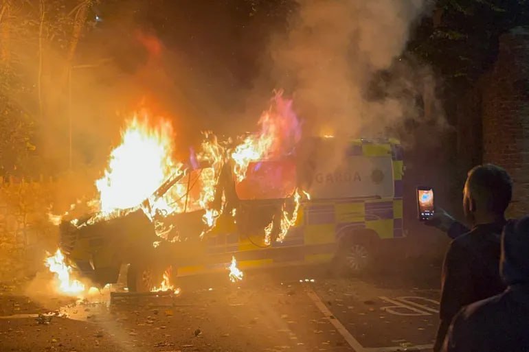 愛爾蘭首都都柏林近日爆發激烈的反移民抗議，起因是一名 26 歲的尋求庇護者涉嫌性侵一名 10 歲女童。事件引發當地民眾強烈不滿，數以千計的抗議者聚集在西南部「Citywest」旅店外，該處目前被用作尋求庇護者的臨時收容中心。抗議行動最終演變成暴力衝突，現場火光沖天，一輛警車被縱火焚毀，警方直升機也遭雷射光照射。 圖:翻攝自X帳號@nexta_tv