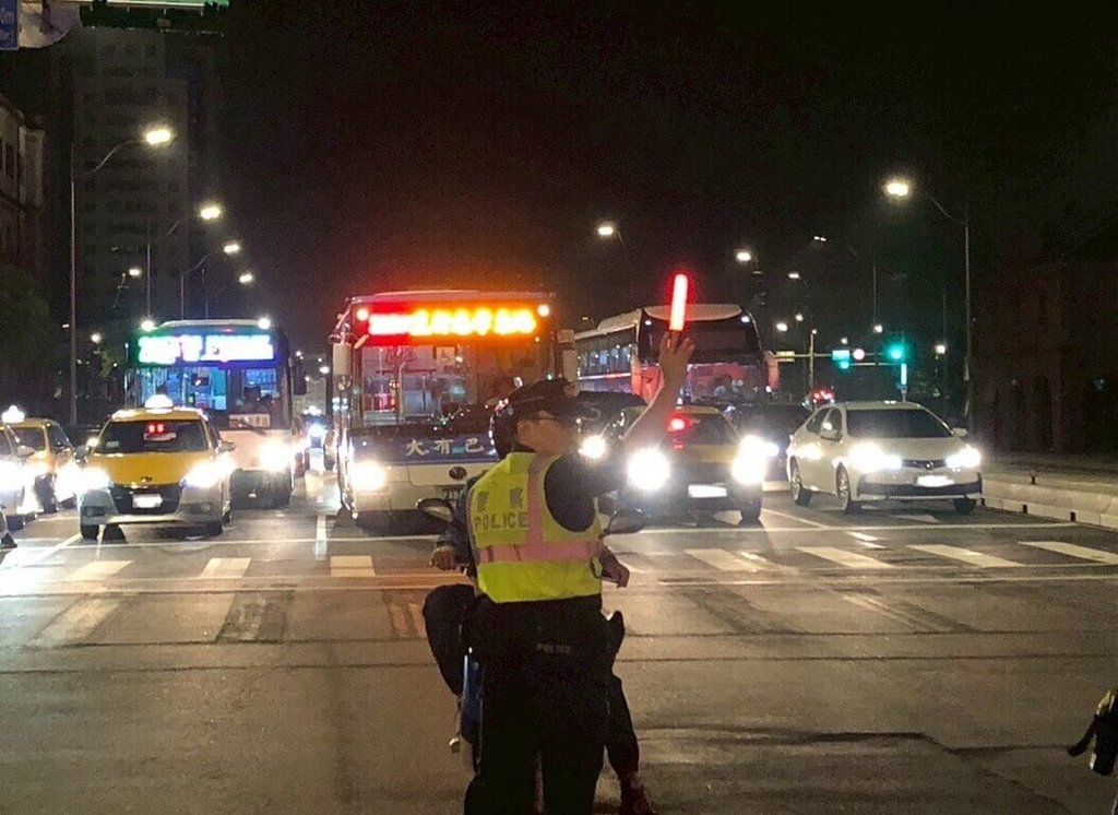 警政署表示，24日至26日為光復節連假，已要求各地警局針對觀光遊憩景點、國道、匝道平面道路易壅塞路段或人車聚集場所，提前會勘並規劃交通疏導勤務；呼籲駕駛人注意車前狀況，避免分心及疲勞駕駛，維護行車安全。（警政署提供）中央社記者劉建邦傳真　114年10月23日