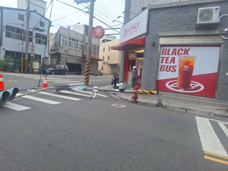 苗栗苑裡地區遭強陣風吹襲，紅綠燈斷裂傾倒。 圖：警方提供