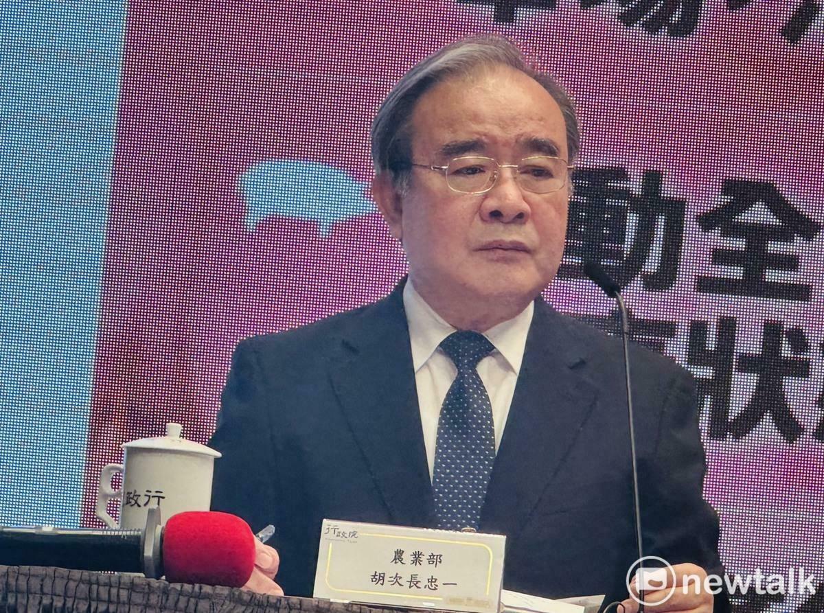農業部次長胡忠一在行政院會後記者會強調，疫調與基因定序結果完成後，依科學證據決策，目前未拍板全面禁止廚餘養豬。 圖：謝莉慧/攝