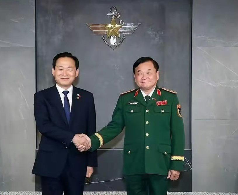 越南國防部副部長黃春戰中將(右)涉嫌訪韓期間在宴會上對一名韓國國防部女職員進行不當觸摸。 圖：翻攝自 X 帳號 @油爆琵琶拌著面