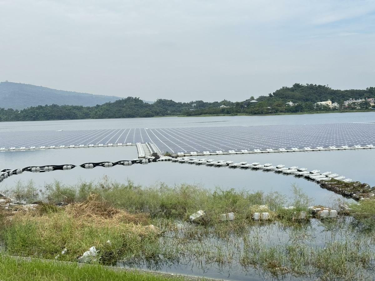 相關單位表示水庫內的浮體光電板，在設立時即明確規範禁止使用任何清潔劑等含有化學清洗成分的清洗用品來對於浮體光電板做清潔。 圖：許智傑競選總部／提供