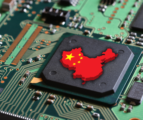 近來網路盛傳，中國工程師試圖對荷蘭光刻機巨頭 ASML 的深紫外（DUV）光刻設備進行逆向工程，卻因拆解過程損壞機器，最後還得向原廠求助維修。儘管此消息尚未獲得官方證實，但事件迅速在科技圈與輿論間引發熱議，被視為中國在追求晶片製造自主過程中，所面臨「技術高牆」的縮影。 圖:翻攝自X帳號@rohanpaul_ai